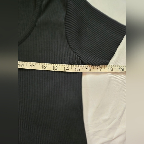 Express Womens Black Short Sleeve Scoop Neck Ribbed Pullover Sweater Size Medium - Picture 5 of 8